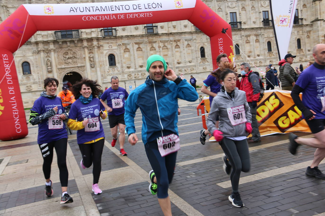 Participantes de la «Run for Parkinson's» organizada en la Plaza de San Marcos en León. 