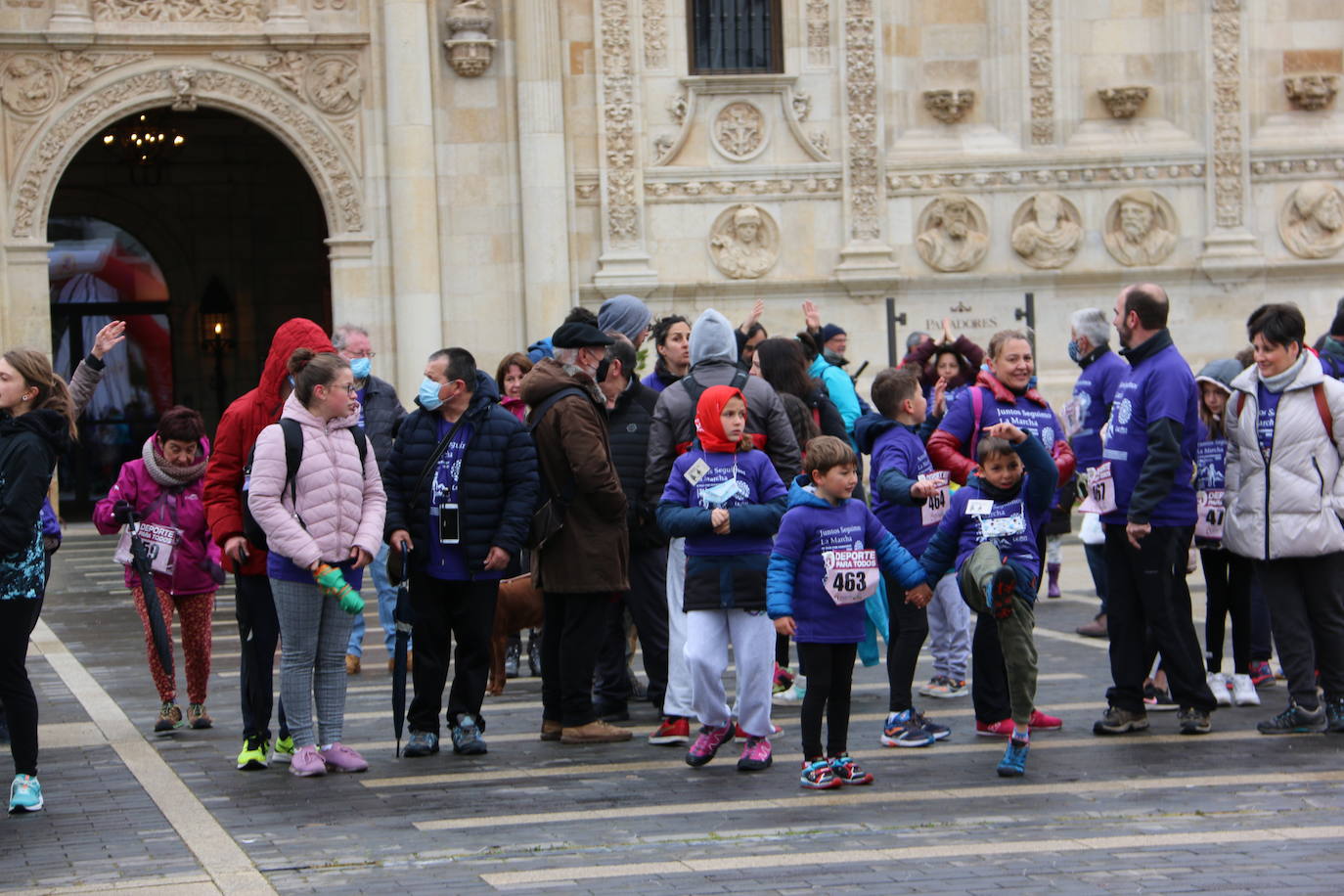 Participantes de la «Run for Parkinson's» organizada en la Plaza de San Marcos en León. 