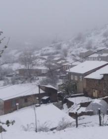 Imagen secundaria 2 - Voluntarios trabajan toda la noche para despejar de nieve varios pueblos del valle de Valdetuejar