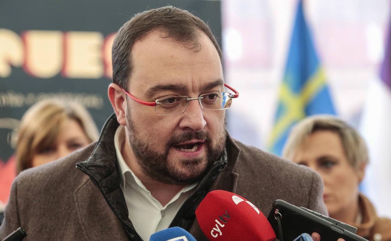 El presidente del Principado de Asturias, Adrián Barbón, visita la Feria Iberqueso de Valencia de Don Juan.