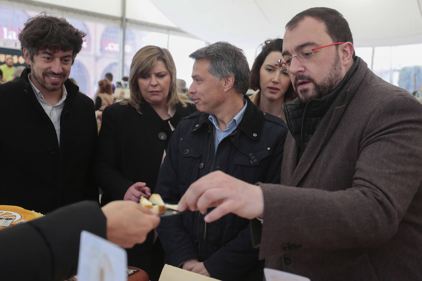 El presidente del Principado de Asturias, Adrián Barbón, visita la Feria Iberqueso de Valencia de Don Juan, acompañado por el alcalde de la localidad, Juan Pablo Regadera y la diputada Andrea Fernández, entre otras autoridades.