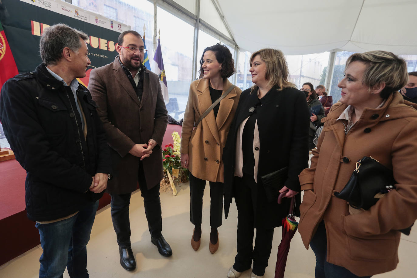 El presidente del Principado de Asturias, Adrián Barbón, visita la Feria Iberqueso de Valencia de Don Juan, acompañado por el alcalde de la localidad, Juan Pablo Regadera y la diputada Andrea Fernández, entre otras autoridades.