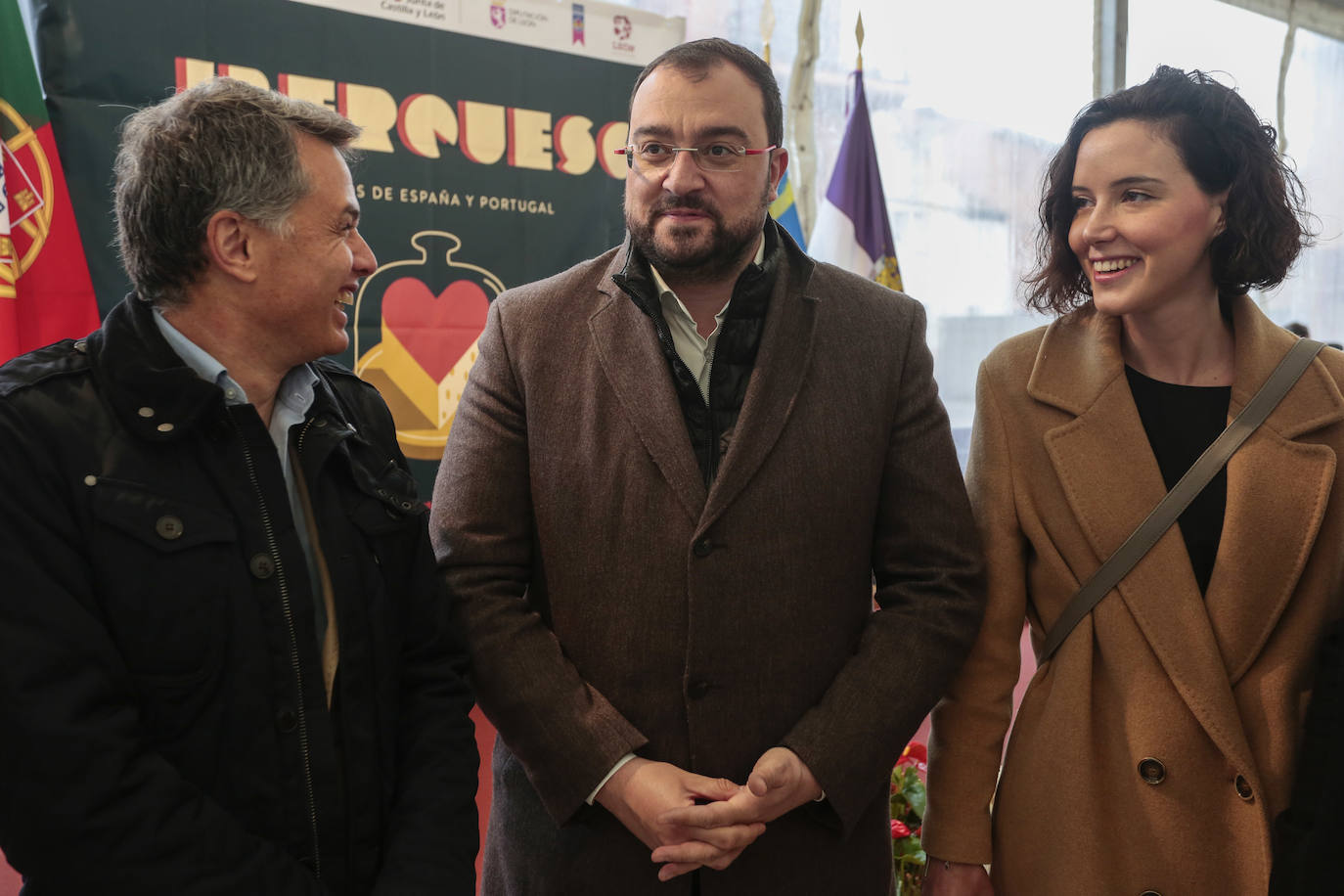 El presidente del Principado de Asturias, Adrián Barbón, visita la Feria Iberqueso de Valencia de Don Juan, acompañado por el alcalde de la localidad, Juan Pablo Regadera y la diputada Andrea Fernández, entre otras autoridades.