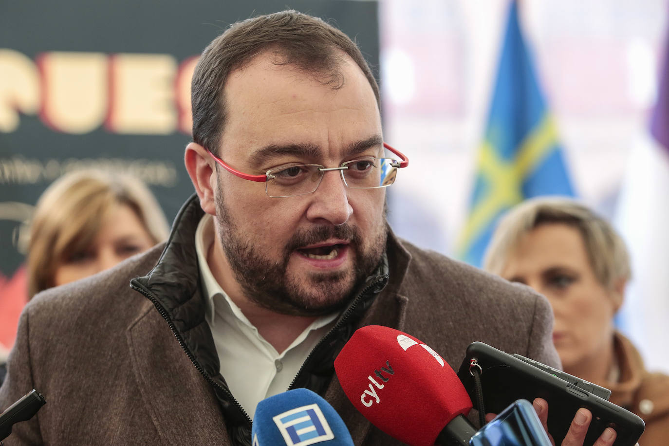 El presidente del Principado de Asturias, Adrián Barbón, visita la Feria Iberqueso de Valencia de Don Juan, acompañado por el alcalde de la localidad, Juan Pablo Regadera y la diputada Andrea Fernández, entre otras autoridades.