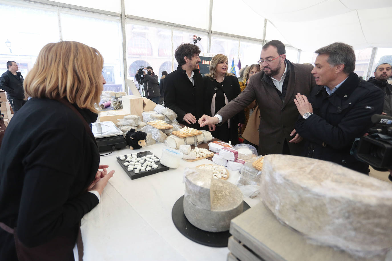 El presidente del Principado de Asturias, Adrián Barbón, visita la Feria Iberqueso de Valencia de Don Juan, acompañado por el alcalde de la localidad, Juan Pablo Regadera y la diputada Andrea Fernández, entre otras autoridades.