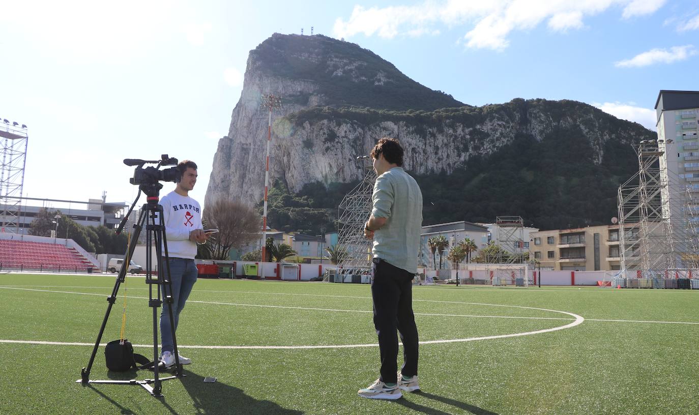 El futbolista leonés vive en Gibraltar una nueva experiencia y suma su país número 14 en su carrera.