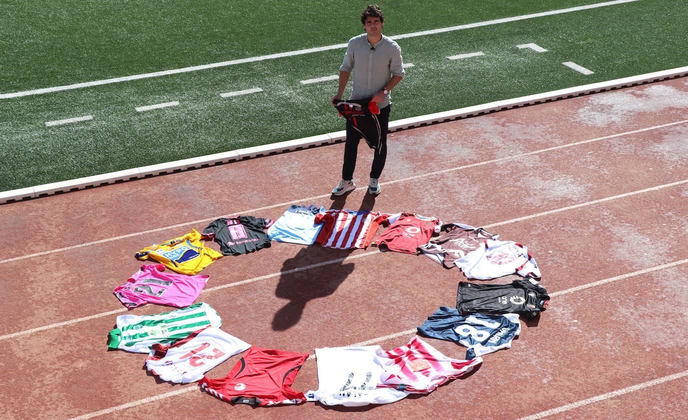 El futbolista leonés vive en Gibraltar una nueva experiencia y suma su país número 14 en su carrera.