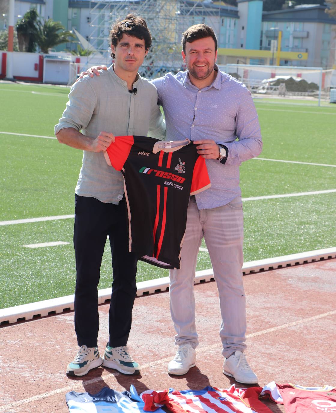 El futbolista leonés vive en Gibraltar una nueva experiencia y suma su país número 14 en su carrera.