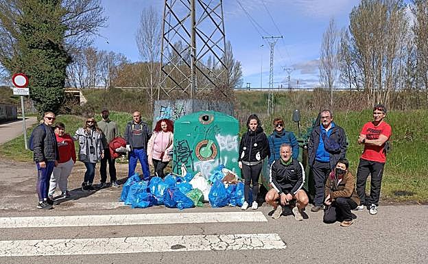 Miembros del colectivo y algunos de los residentes del CIS tras la actividad. 