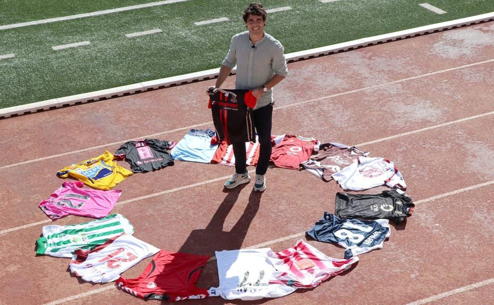 Jose Pedrosa Galán posa con las camisetas de varios de los clubes en los que ha jugado en su 'nuevo' estadio, el Victoria Stadium de Gibraltar.