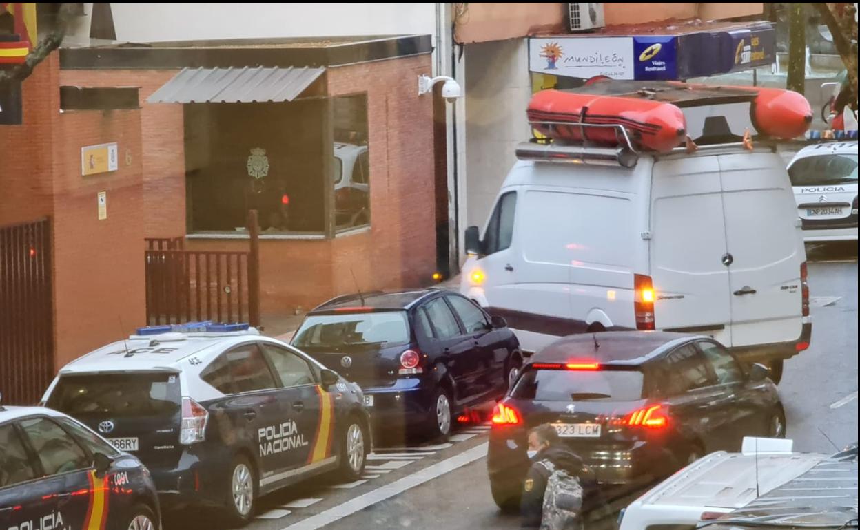 La furgoneta que traslada a los buzos de la Policía Nacional accede al interior de la comisaría de la capital leonesa.