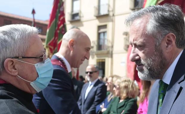 Galería. El presidente de las Cortes, Carlos Pollán, saluda al abad de San Isidoro, Francisco Rodríguez.