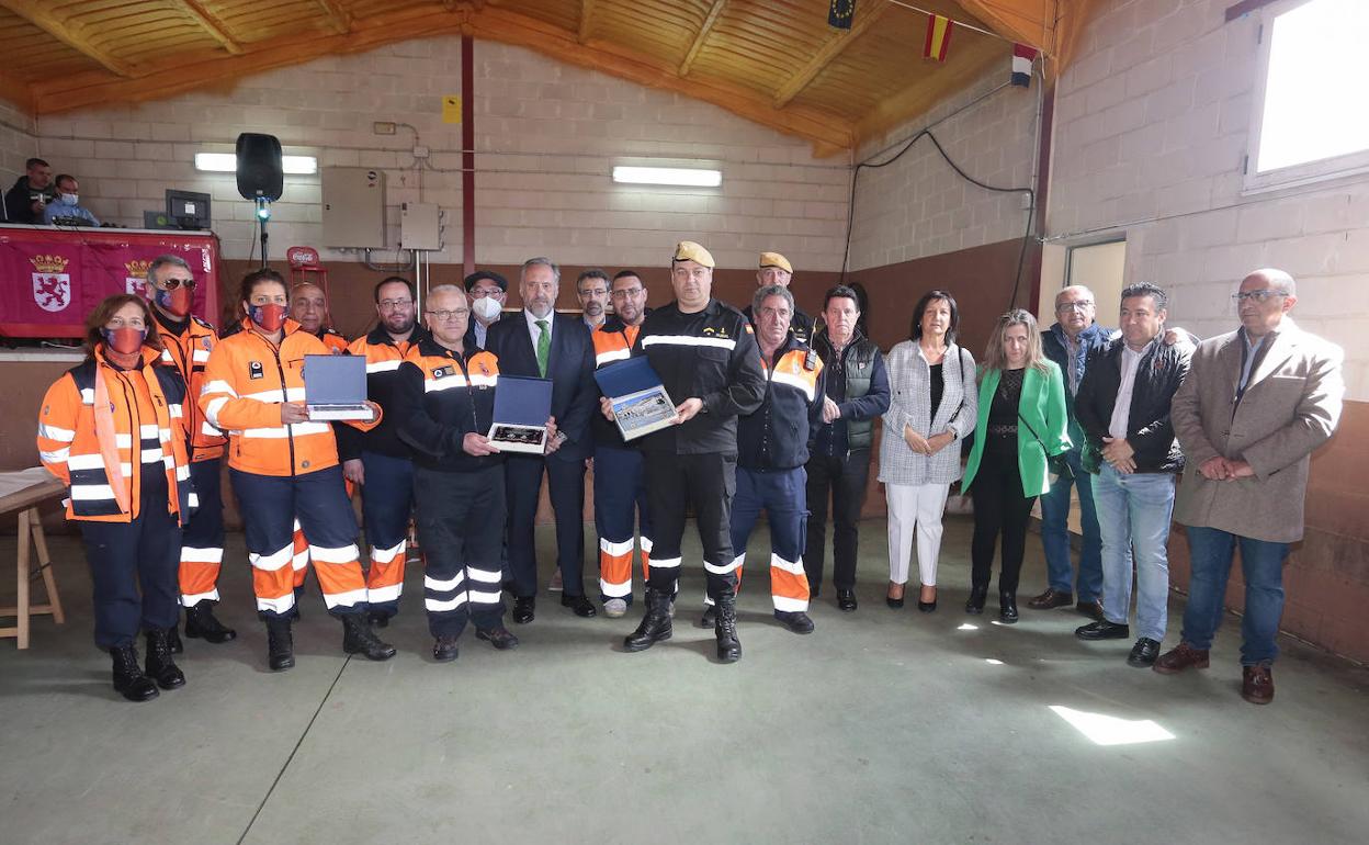 Acto de reconocimiento a la UME en la localidad leonesa de Brugos de Fenar.