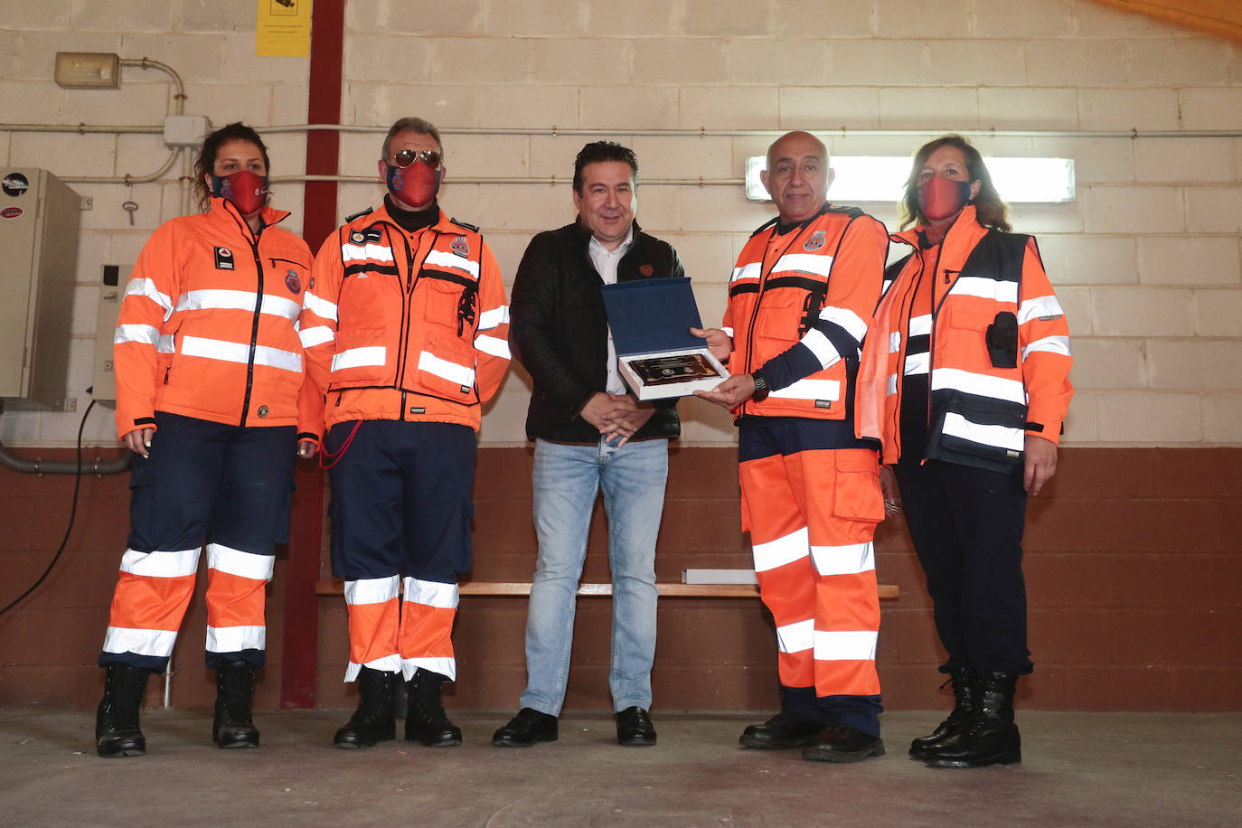 Acto de homenaje al V Batallón de la Unidad Militar de Emergencias y a Protección Civil, organizado por la Junta Vecinal de Brugos de Fenar.