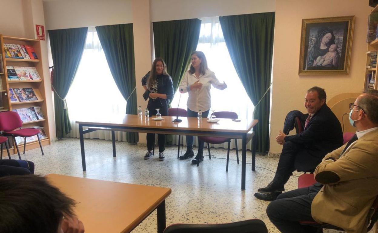 La delegada territorial de la Junta, Ester Muñoz impartiendo una charla en el colegio Peñacorada.