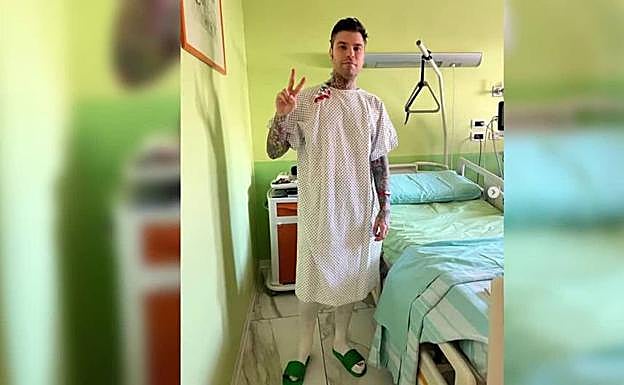Fedez continúa recuperándose de su operación en la mejor compañía