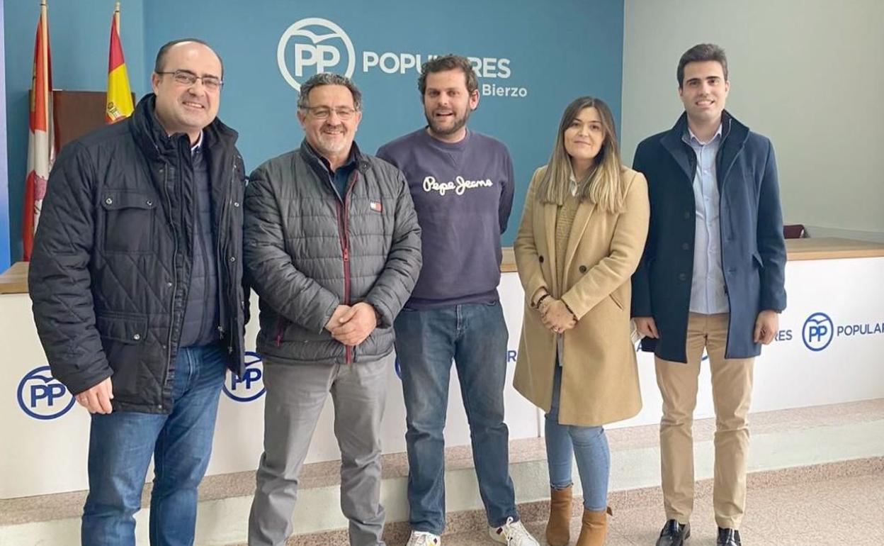 Foto da familia tras la reunión mantenida por los representantes del PP provincial y de Ponferrada. 