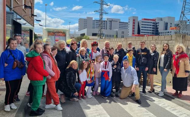 Celebración de la Pascua Ortodoxa en la residencia donde se ubican los ucranianos refugiados.