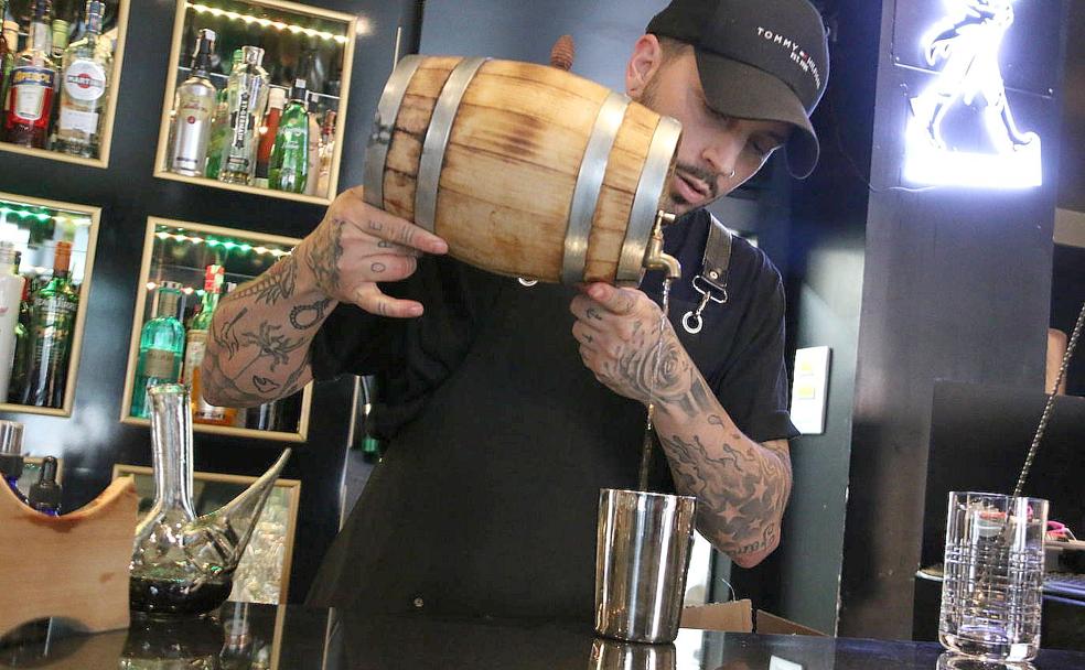 El bartender leonés Cristian Martínez prepara el cóctel Siete Lagrimas. 