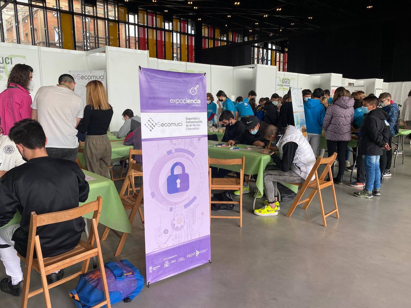 A lo largo de los próximos tres días el Palacio de Exposiciones se abre a la tercera edición de Expociencia de la Universidad de León 2022. Se trata de una cita que acoge a más de 5.000 escolares, que aprenderán de ciencia e investigación en los 43 stands disponibles de la institución educativa. 