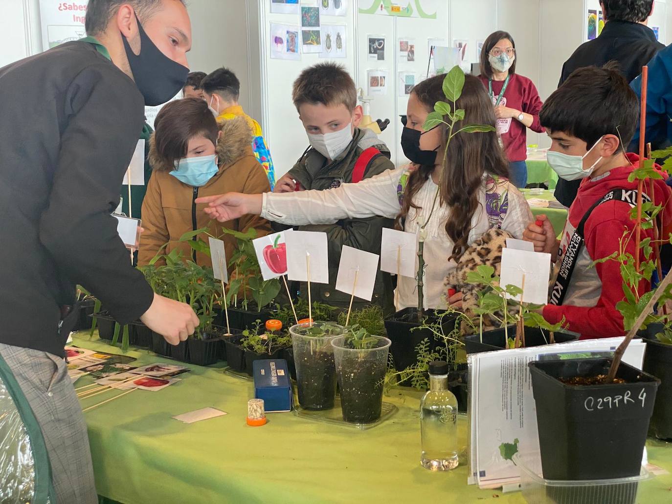 A lo largo de los próximos tres días el Palacio de Exposiciones se abre a la tercera edición de Expociencia de la Universidad de León 2022. Se trata de una cita que acoge a más de 5.000 escolares, que aprenderán de ciencia e investigación en los 43 stands disponibles de la institución educativa. 