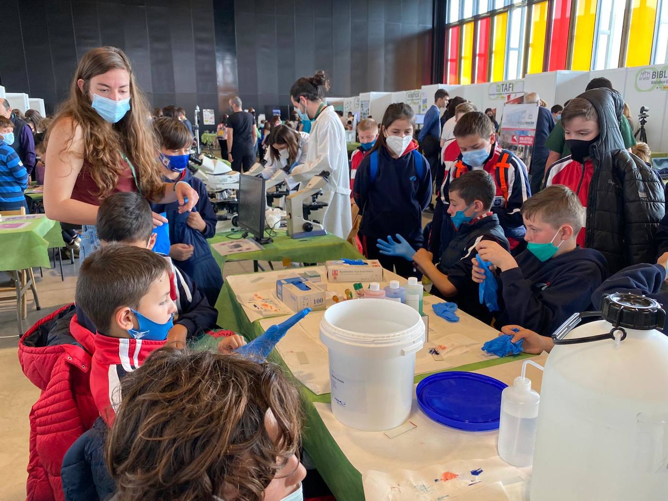 A lo largo de los próximos tres días el Palacio de Exposiciones se abre a la tercera edición de Expociencia de la Universidad de León 2022. Se trata de una cita que acoge a más de 5.000 escolares, que aprenderán de ciencia e investigación en los 43 stands disponibles de la institución educativa. 