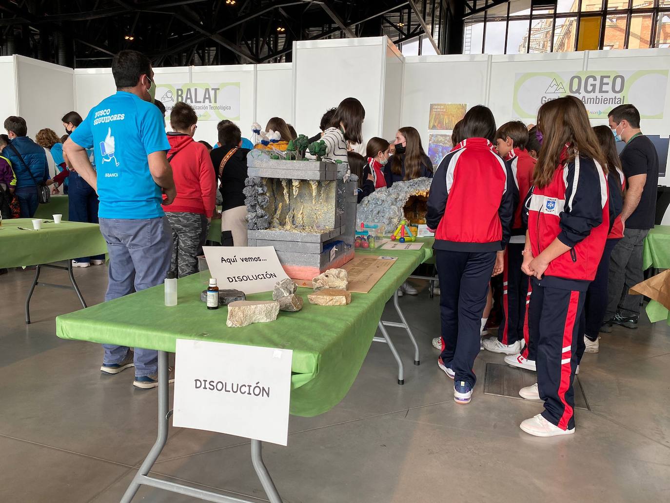 A lo largo de los próximos tres días el Palacio de Exposiciones se abre a la tercera edición de Expociencia de la Universidad de León 2022. Se trata de una cita que acoge a más de 5.000 escolares, que aprenderán de ciencia e investigación en los 43 stands disponibles de la institución educativa. 