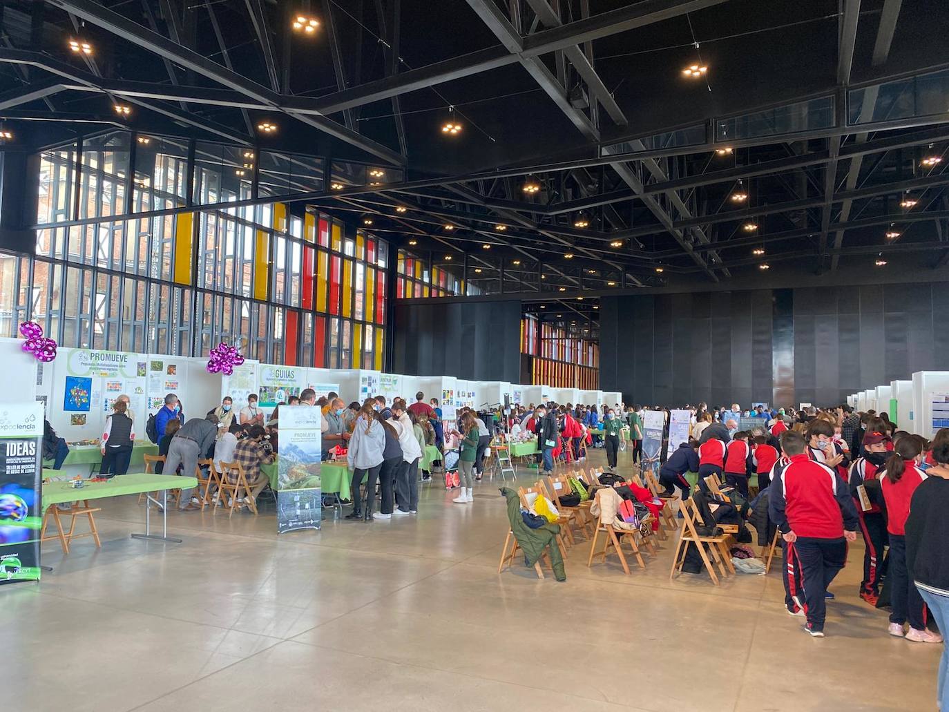 A lo largo de los próximos tres días el Palacio de Exposiciones se abre a la tercera edición de Expociencia de la Universidad de León 2022. Se trata de una cita que acoge a más de 5.000 escolares, que aprenderán de ciencia e investigación en los 43 stands disponibles de la institución educativa. 