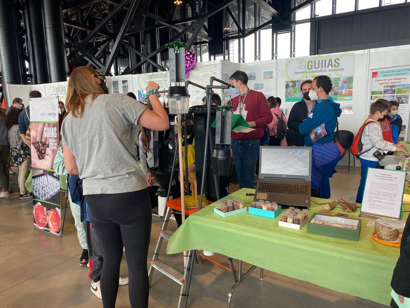 A lo largo de los próximos tres días el Palacio de Exposiciones se abre a la tercera edición de Expociencia de la Universidad de León 2022. Se trata de una cita que acoge a más de 5.000 escolares, que aprenderán de ciencia e investigación en los 43 stands disponibles de la institución educativa. 