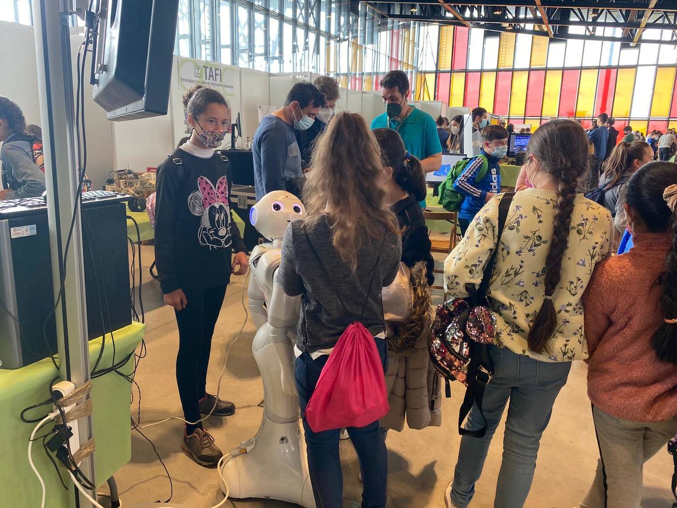 A lo largo de los próximos tres días el Palacio de Exposiciones se abre a la tercera edición de Expociencia de la Universidad de León 2022. Se trata de una cita que acoge a más de 5.000 escolares, que aprenderán de ciencia e investigación en los 43 stands disponibles de la institución educativa. 