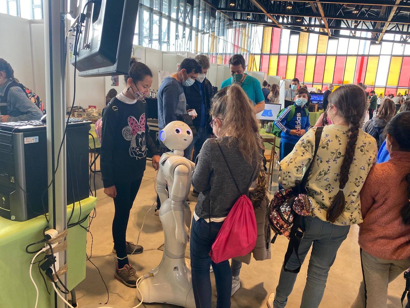 A lo largo de los próximos tres días el Palacio de Exposiciones se abre a la tercera edición de Expociencia de la Universidad de León 2022. Se trata de una cita que acoge a más de 5.000 escolares, que aprenderán de ciencia e investigación en los 43 stands disponibles de la institución educativa. 