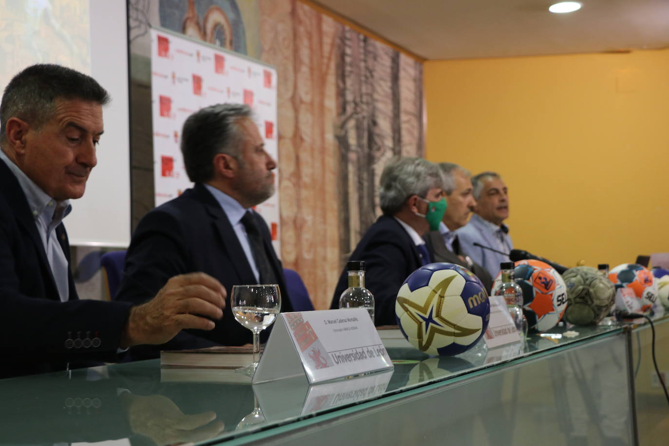 Presentación del libro «La historia del balonmano en León» en el Paraninfo Gordón Ordás del edificio El Albéitar. 