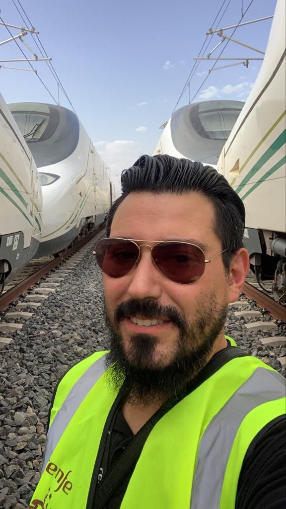 Rodrigo, Julián y Miguel trabajan en Arabia Saudí para Renfe en la activación del tren entre Medina y La Meca.