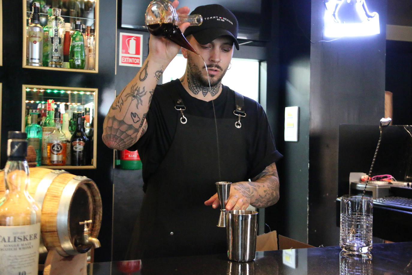 Preparación del cóctel Siete Lagrimas, del bartender leonés Cristian Martínez. 
