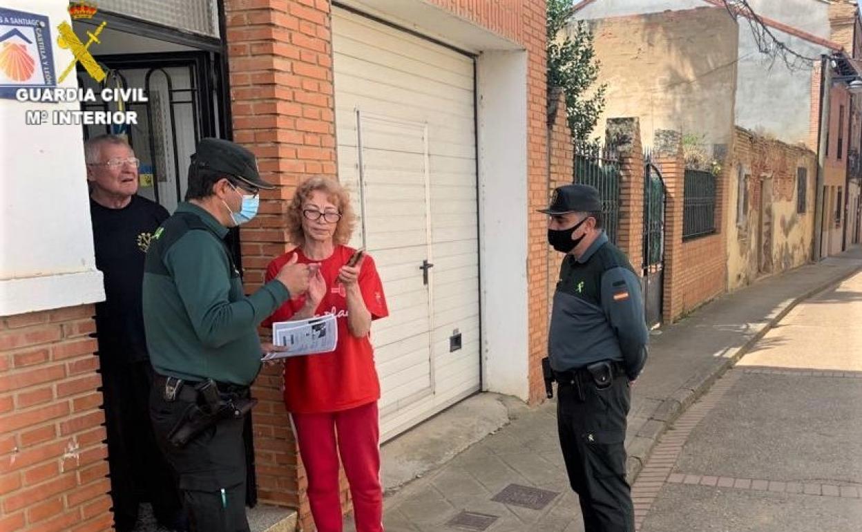 Agentes de la Guardia Civil de León explican la guía de recomendaciones a una refugiada ucraniana. 