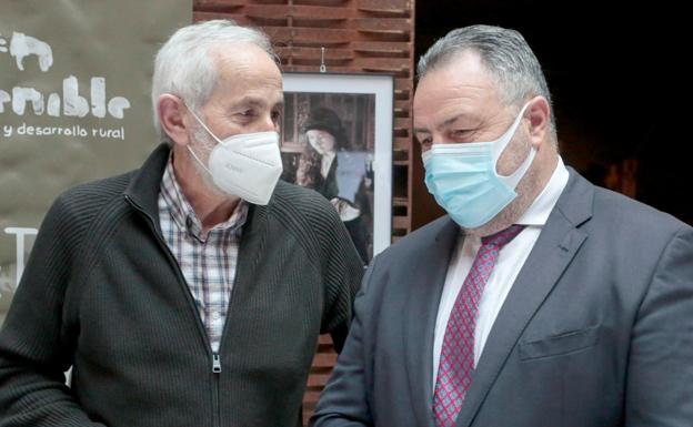 Matías Llorente, junto a Eduardo Morán, momentos antes de una rueda de prensa. 