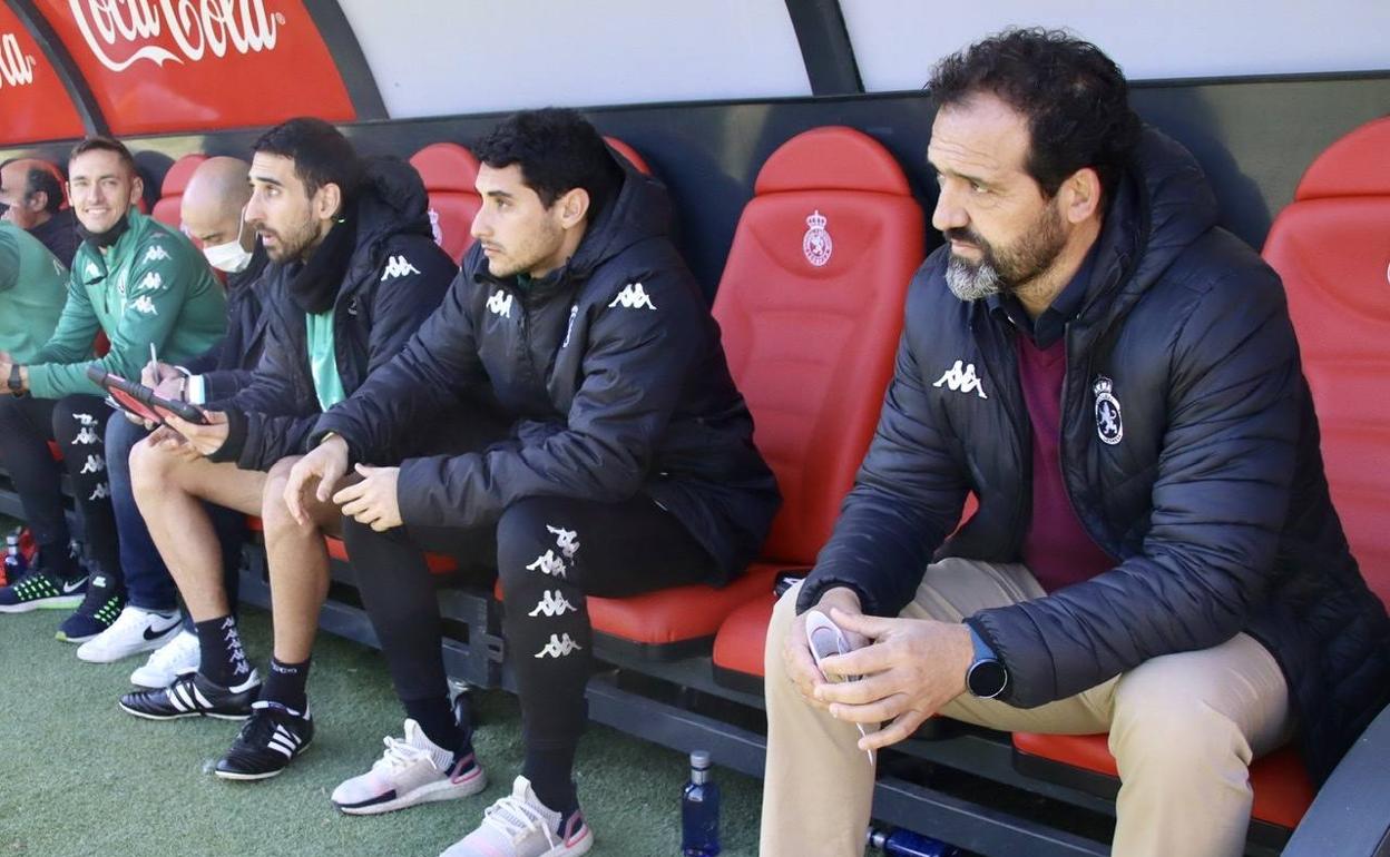 Ramón González, en su etapa como entrenador de la Cultural.