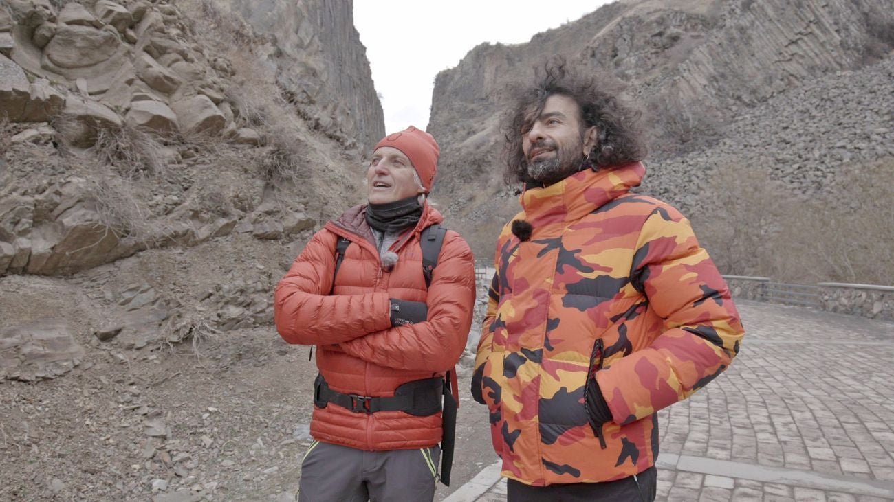 Un concierto de violín improvisado desde lo alto de un acantilado, un vuelo en paramotor superando el miedo a las alturas y una visita a la primera bodega de vino de la historia, son algunas de las experiencia vividas en Armenia por Ara Malikian en la nueva entrega de 'Planeta Calleja' con el aventurero leonés Jesús Calleja.. 