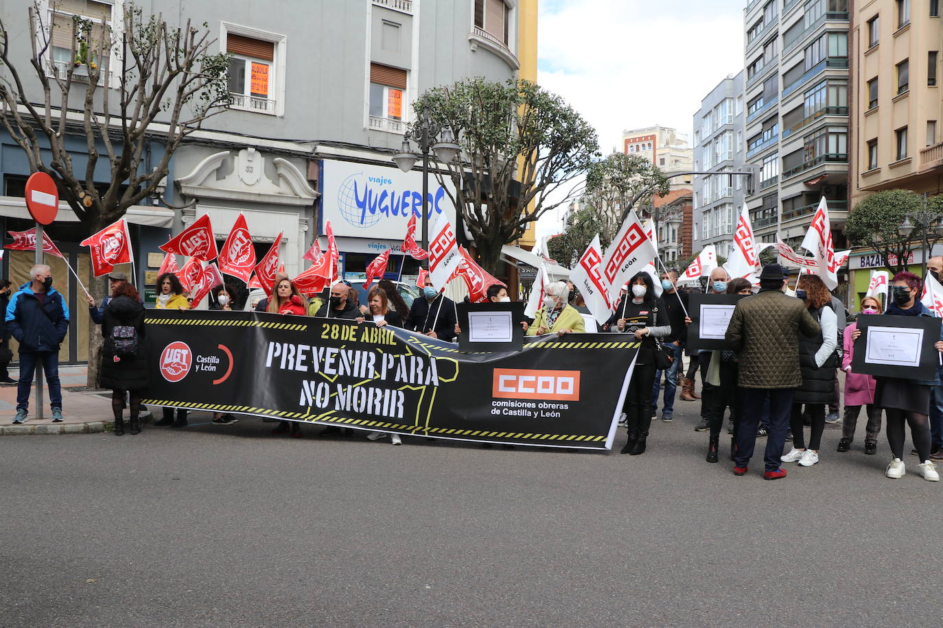 UGT y CCOO se concentran para reclamar una mayor implicación en la prevención de riesgos laborales.
