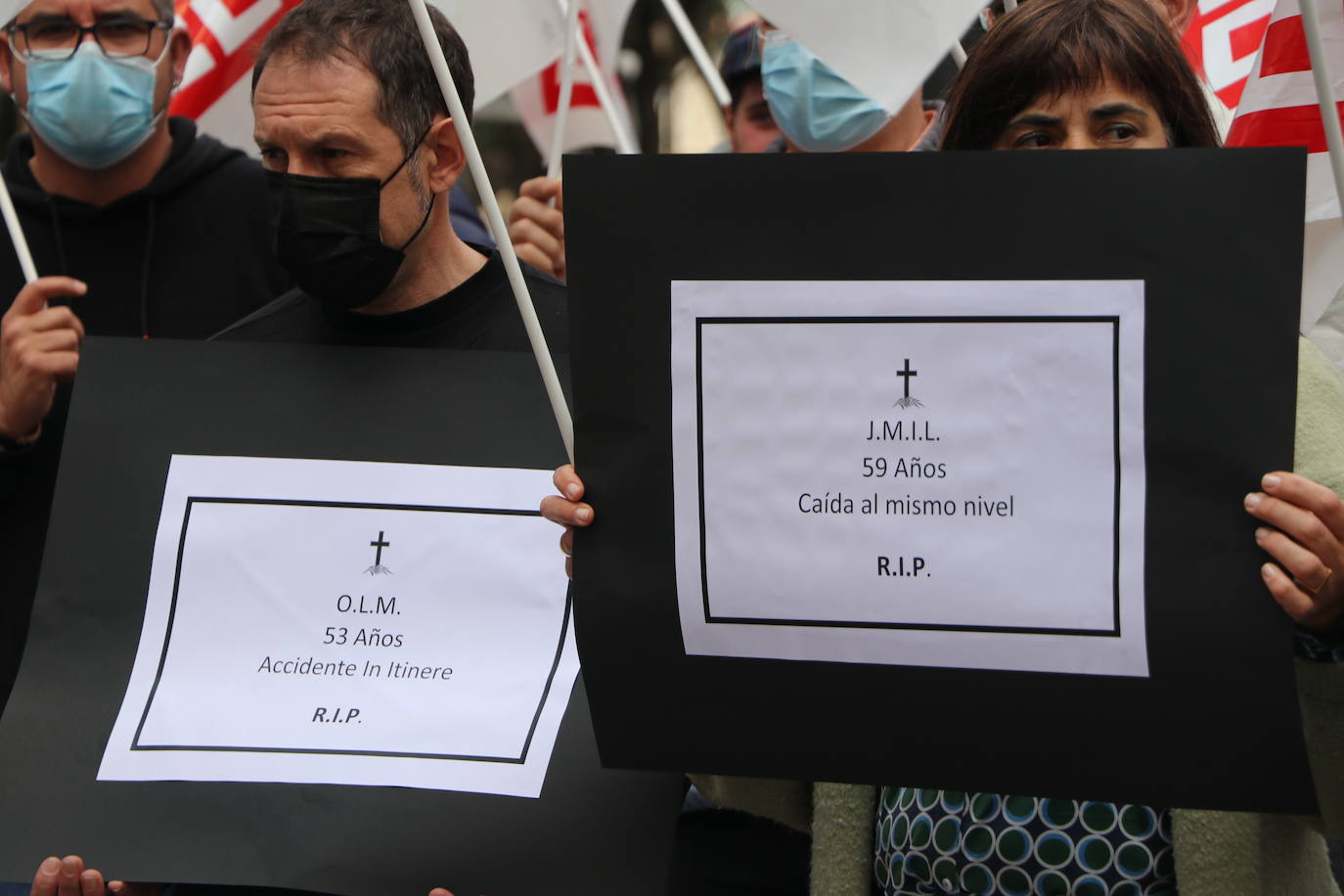 UGT y CCOO se concentran para reclamar una mayor implicación en la prevención de riesgos laborales.