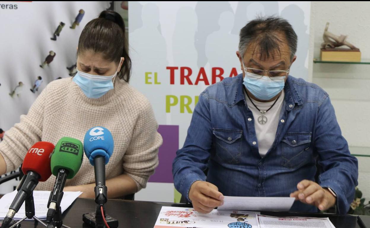 El secretario provincial de UGT, Enrique Reguero, junto a la secretaria de organización de CCOO en León, Ana Isabel Santos, en la presentación de los actos del 1º de Mayo.