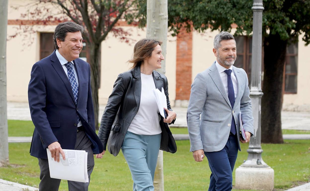 Los consejeros se dirigen a la rueda de prensa posterior al consejo de gobierno.