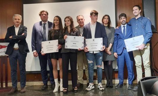 Los galardonados y sus patrocinados, tras recibir las becas. 