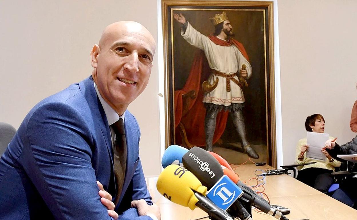 José Antonio Diez, alcalde de León, durante una rueda de prensa en el Salón de los Reyes de León capital. 