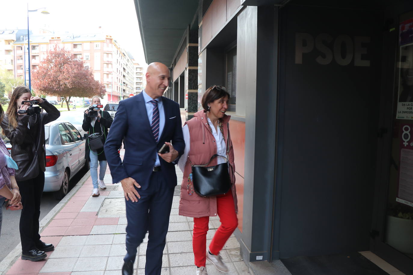 Llegada de los participantes y reuniones de las ejecutivas en la sede del PSOE de León