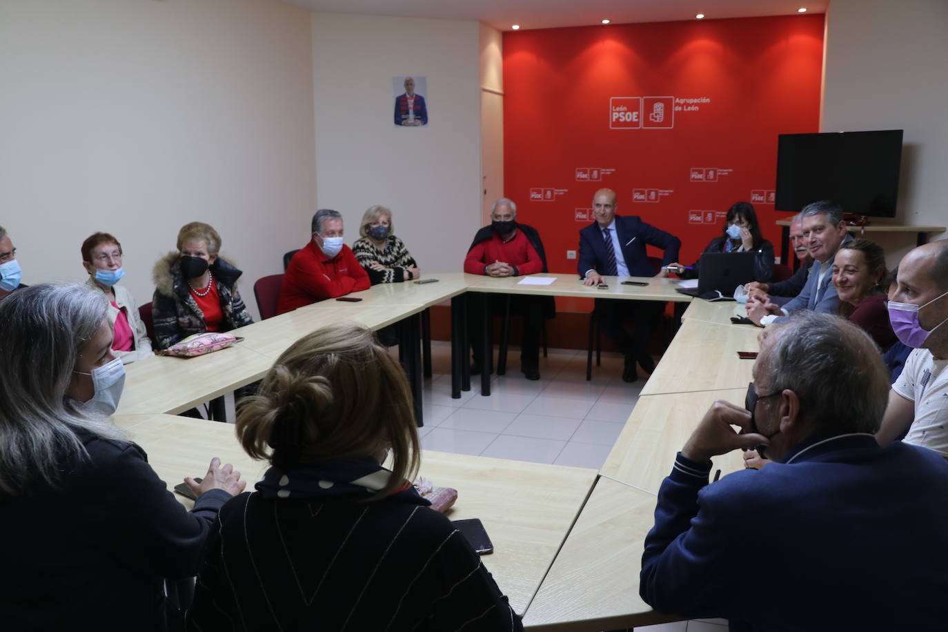 Llegada de los participantes y reuniones de las ejecutivas en la sede del PSOE de León