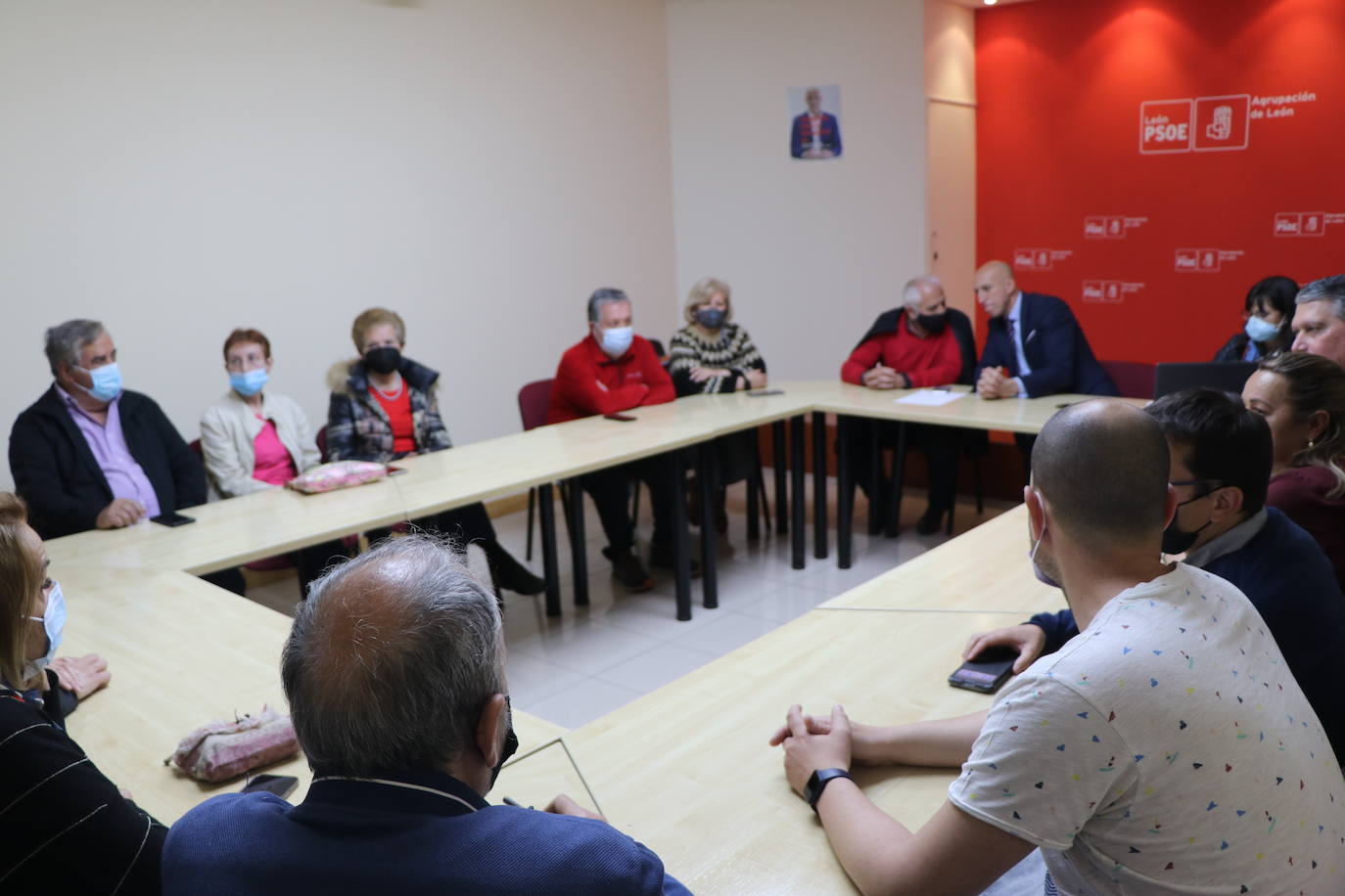 Llegada de los participantes y reuniones de las ejecutivas en la sede del PSOE de León