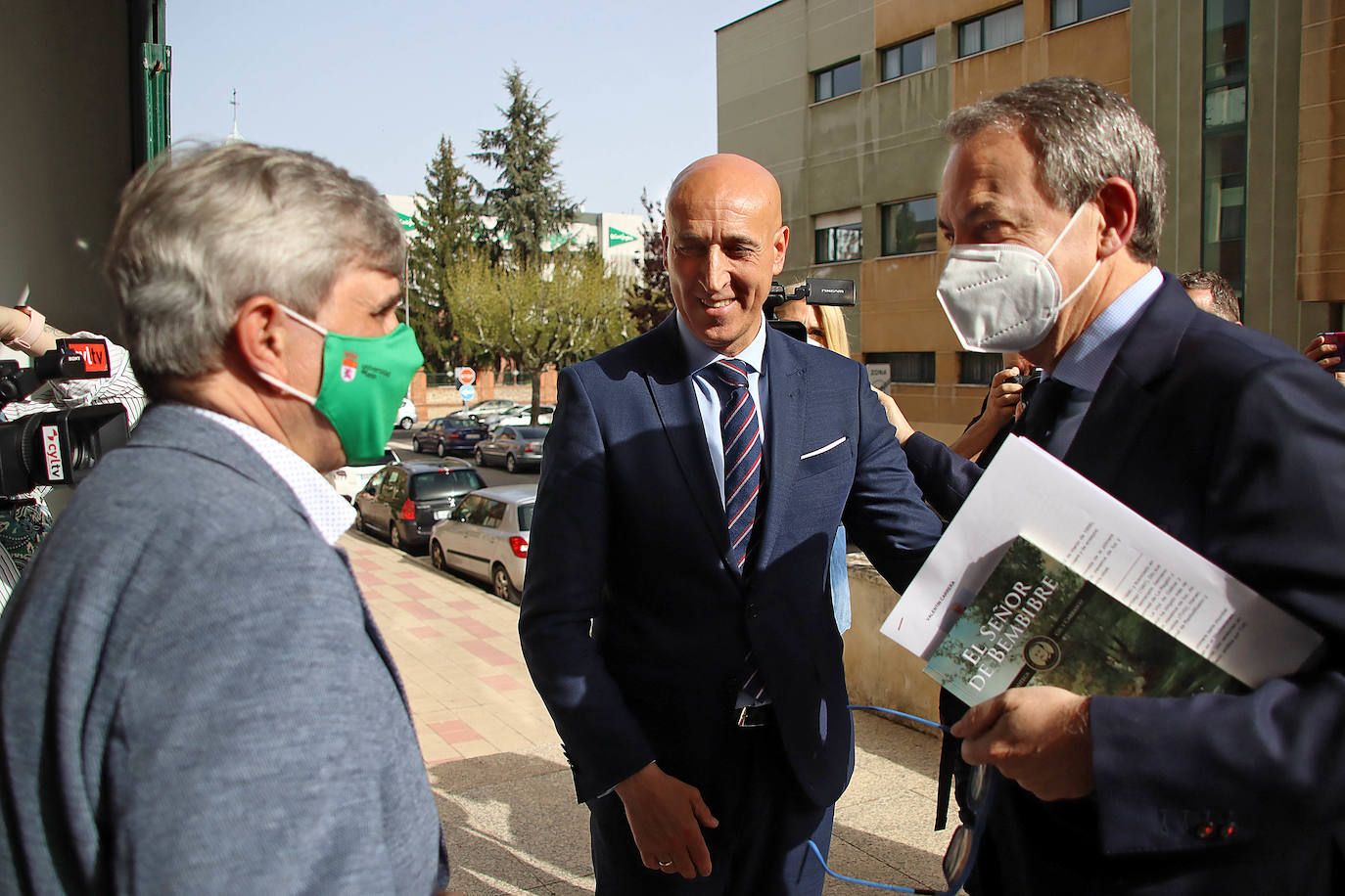 El expresidente del Gobierno, José Luis Rodríguez Zapatero, con el alcalde de la capital, José Antonio Diez y el rector de la Universidad de León, Juan Francisco García Marín