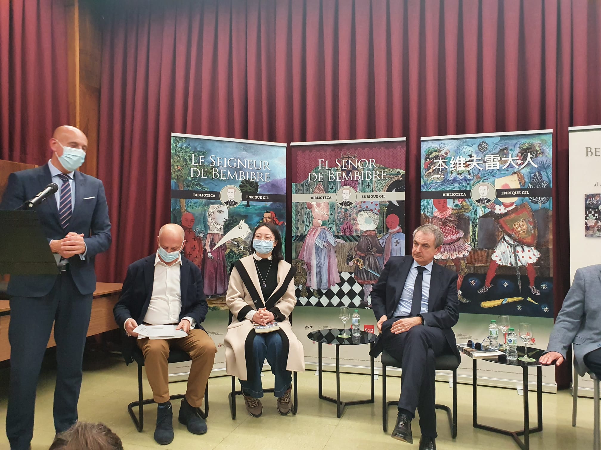 El expresidente del Gobierno, José Luis Rodríguez Zapatero, con el alcalde de la capital, José Antonio Diez y el rector de la Universidad de León, Juan Francisco García Marín