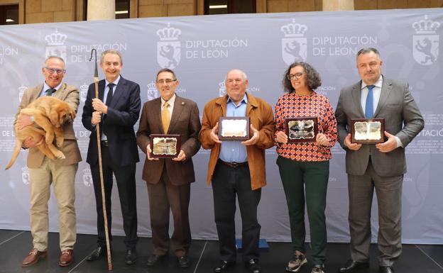 Imagen. Premiado en la foto de familia al final de la gala. 